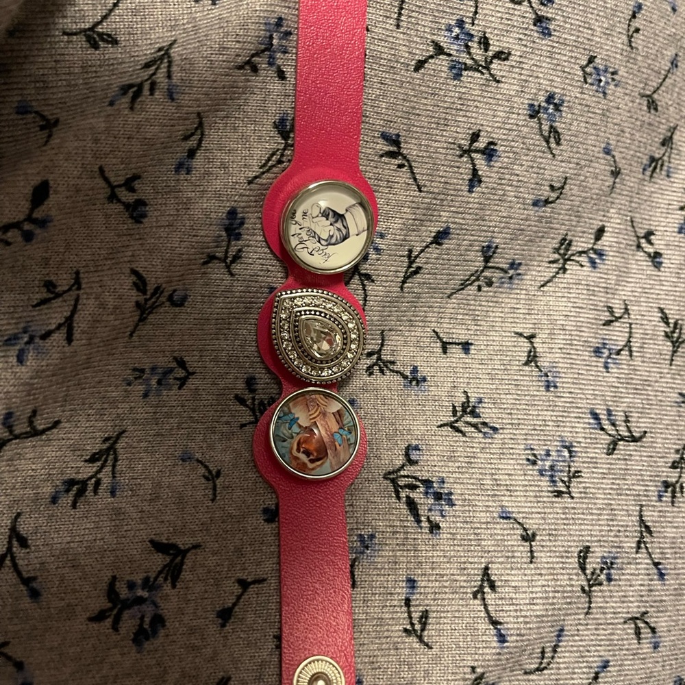 Snap bracelet includes 3 snaps (shown)